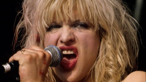 Courtney Love suona Britney Spears e si commuove