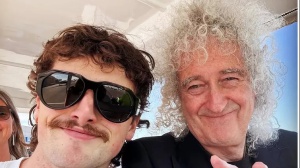 Da Coachella con Benson Boone a Sanremo con Irene Fornaciari, le collab inattese di Brian May