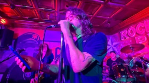 Dave Grohl, Chad Smith e Shane Hawkins hanno suonato insieme in una pizzeria