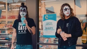 Dave Grohl diventa uno dei Kiss nell'ultimo video delle Hanukkah Sessions