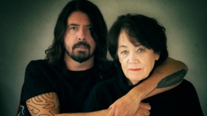 Dave Grohl e sua madre insieme per una serie TV. Ecco il trailer