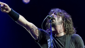 Dave Grohl suona ancora con Novoselic e Smear come se fosse nei Nirvana