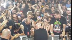 David Draiman dei Disturbed ha interrotto lo show per calmare una bambina