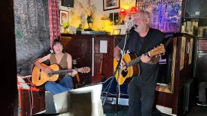David Gilmour si esibisce a sorpresa in un piccolo pub
