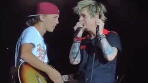 Fan si fa cacciare dal palco dei Green Day... per colpa degli Oasis