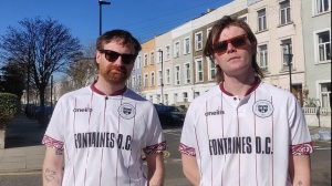 Fontaines D.C. sponsor di una squadra di calcio per beneficenza