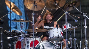 Foo Fighters, i colleghi ricordano Taylor Hawkins, il batterista morto a soli 50 anni