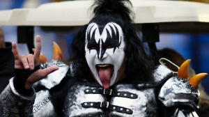 Gene Simmons ricorda il primo incontro con Angus Young