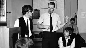 George Martin spiega alla nipotina come mise sotto contratto i Beatles in una tenera clip