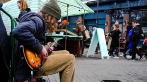 Giappone, chitarrista arrestato dopo anni di hard rock a tutto volume: sequestrate oltre 40 chitarre