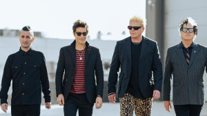 Gli Offspring cantano Let The Bad Times Roll tra le nuvole