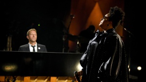 Grammy Awards, The Strokes vincono il "Miglior Album Rock" con "The New Abnormal"