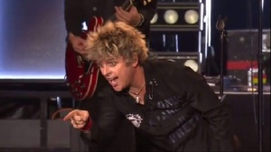 Green Day, Billie Joe contro il fan 'armato' di pistola ad acqua