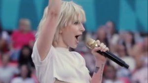 Hayley Williams come Freddie Mercury a Wembley