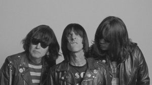 I blink interpretano i Ramones nel video di Dance With Me