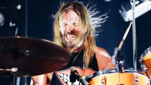 I Foo Fighters tornano sul palco in tributo a Taylor Hawkins