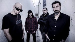 I System Of A Down cantano Aerials con una cover band