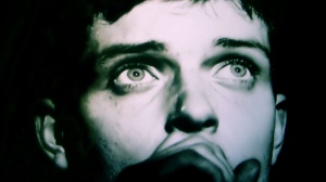 Ian Curtis e i Joy Division: la frattura invisibile del post-punk britannico
