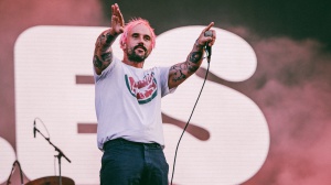 IDLES, un nuovo brano per Caught Stealing di Aronofsky