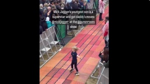 Il figlio di Mick Jagger balla (come il padre) durante il concerto dei Guns N'Roses