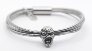 Iron Maiden, linea di gioielli con le corde dei loro strumenti per beneficenza