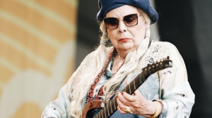 Joni Mitchell ha imparato di nuovo a suonare seguendo i corsi online