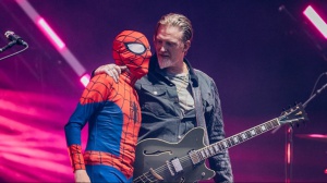 Josh Homme invita Spiderman sul palco dei Queens Of The Stone Age