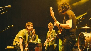 Julian Casablancas sul palco con  The Raconteurs