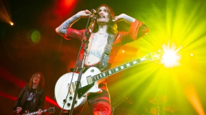 Justin Hawkins pensa che Frusciante sia sopravvalutato:"Suona come un bambino"