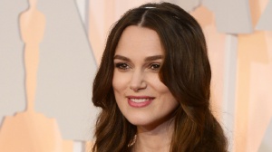 Keira Knightley sa suonare i Beatles (con i denti)