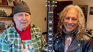 Kirk Hammett e Billy Gibbons dei ZZ Top suonano i Fleetwood Mac