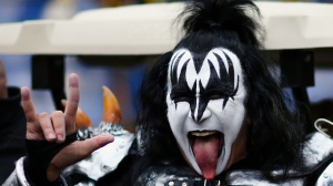 Kiss, Gene Simmons in ospedale