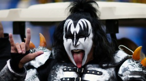 KIss, Gene Simmons: "Vi si chiede solo di rimanere seduti a guardare la TV"