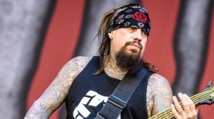 Korn, il bassista Fieldy non parla con gli altri membri della band dal 2019