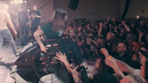 La clip dello stage diving in carrozzina diventato virale