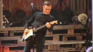 La composta reazione di Bryan Adams all'invasione di palco