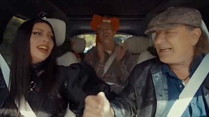 Lady Gaga e Brian Johnson duettano in Highway To Hell