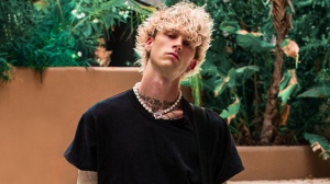 Machine Gun Kelly caduto dal palco del SNL