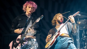 Machine Gun Kelly esaudisce la richiesta di un fan e lo prende a pugni