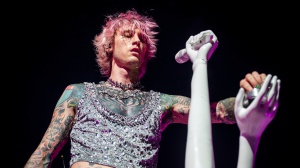 Machine Gun Kelly ha omaggiato Chester Bennington durante uno show