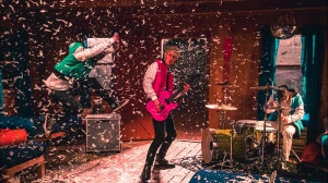 Machine Gun Kelly prende a pugni un fan