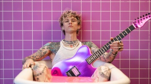 Machine Gun Kelly si pente della polemica con Corey Taylor