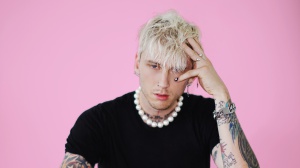 Machine Gun Kelly suona i System Of A Down, ascolta Aerials