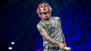 Machine Gun Kelly torna alle origini con il nuovo singolo Pressure