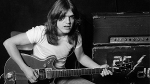 Malcolm Young: il Terzino del Rock, essenza del groove degli AC/DC