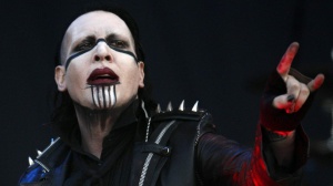 Marilyn Manson,  accusatrici dicono di essere state minacciate dalla moglie 