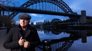 Mark Knopfler annuncia il ritorno con One Deep River