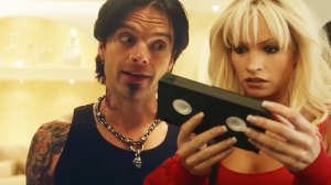 Mötley Crüe, ecco il primo teaser italiano di Pam & Tommy