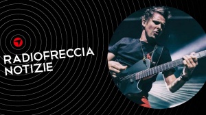 Matt Bellamy cavaliere del futuro in 'Behold  The Glove'