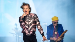 Mick Jagger a Stromboli per “Three Incestuous Sisters” ma i carabinieri fermano il party